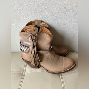 Lucchese Robyn hand-tooled feather booties in tan SMOOTH leather Size 7